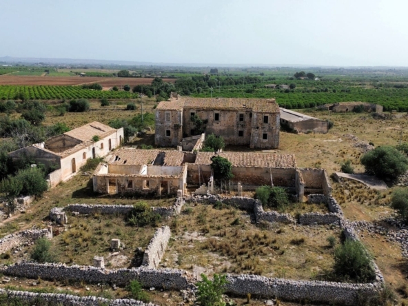 historical farmhouse with land to renovate forsale in syracuse sicily