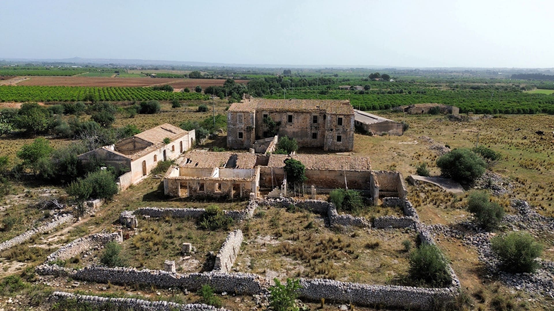 historical farmhouse with land to renovate forsale in syracuse sicily