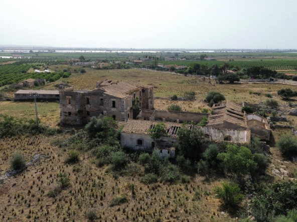 historical farmhouse with land to renovate forsale in syracuse sicily