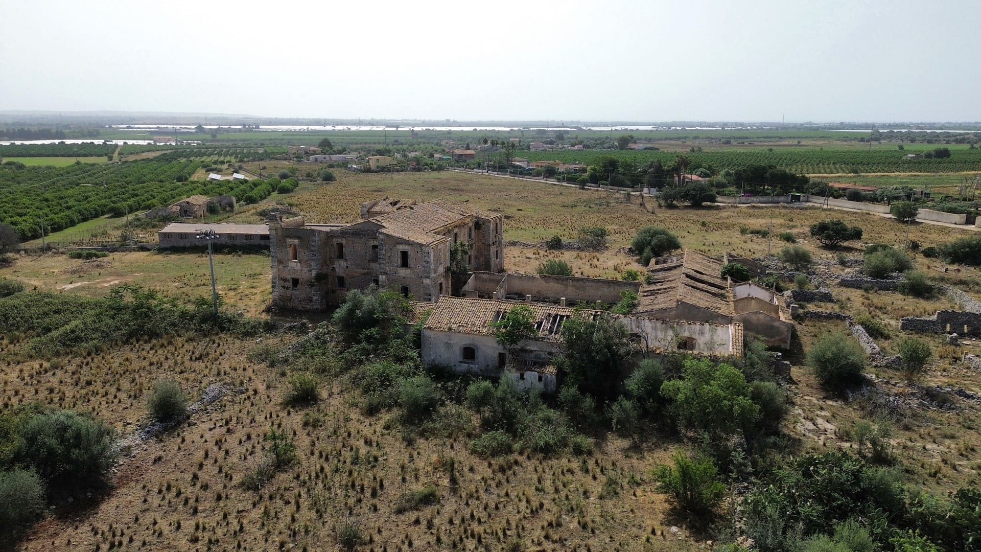historical farmhouse with land to renovate forsale in syracuse sicily