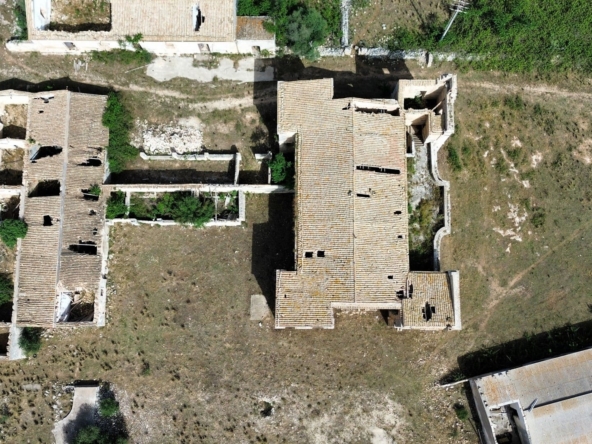 historical farmhouse with land to renovate forsale in syracuse sicily