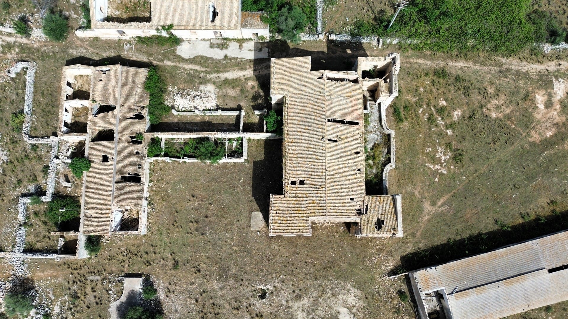 historical farmhouse with land to renovate forsale in syracuse sicily