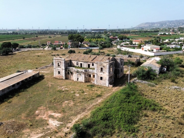 historical farmhouse with land to renovate forsale in syracuse sicily