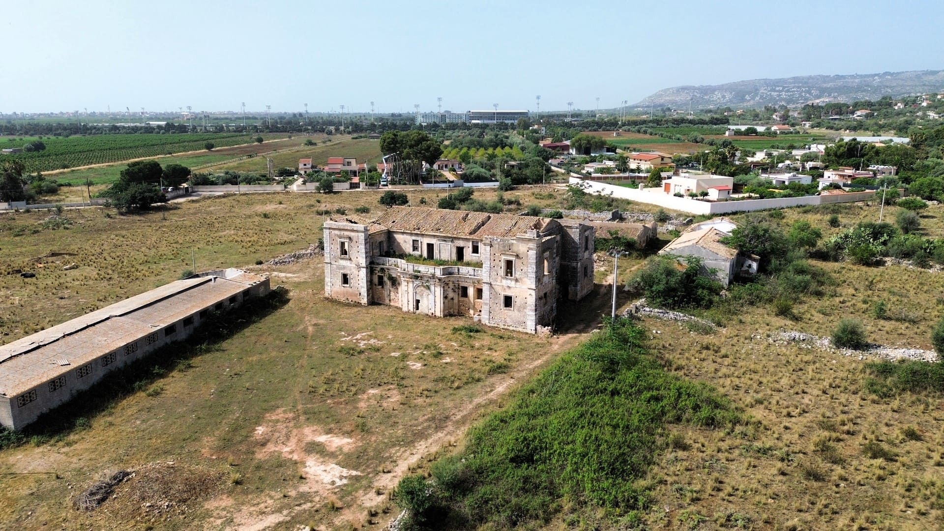historical farmhouse with land to renovate forsale in syracuse sicily