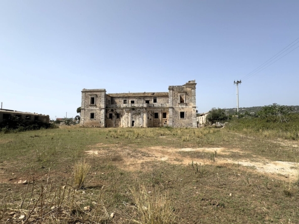 historical farmhouse with land to renovate forsale in syracuse sicily