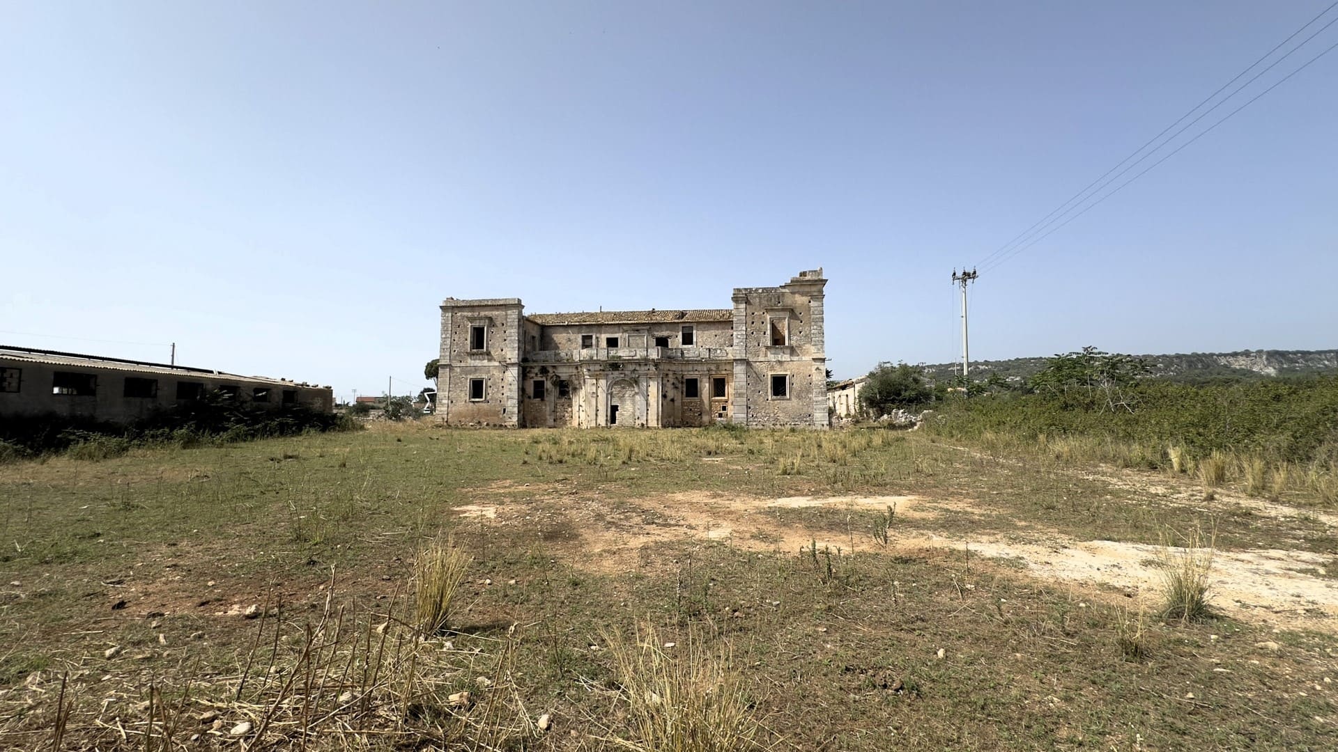historical farmhouse with land to renovate forsale in syracuse sicily