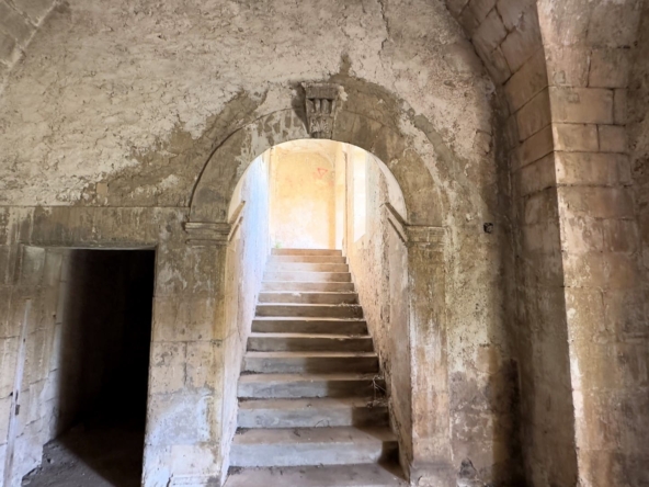 historical farmhouse with land to renovate forsale in syracuse sicily