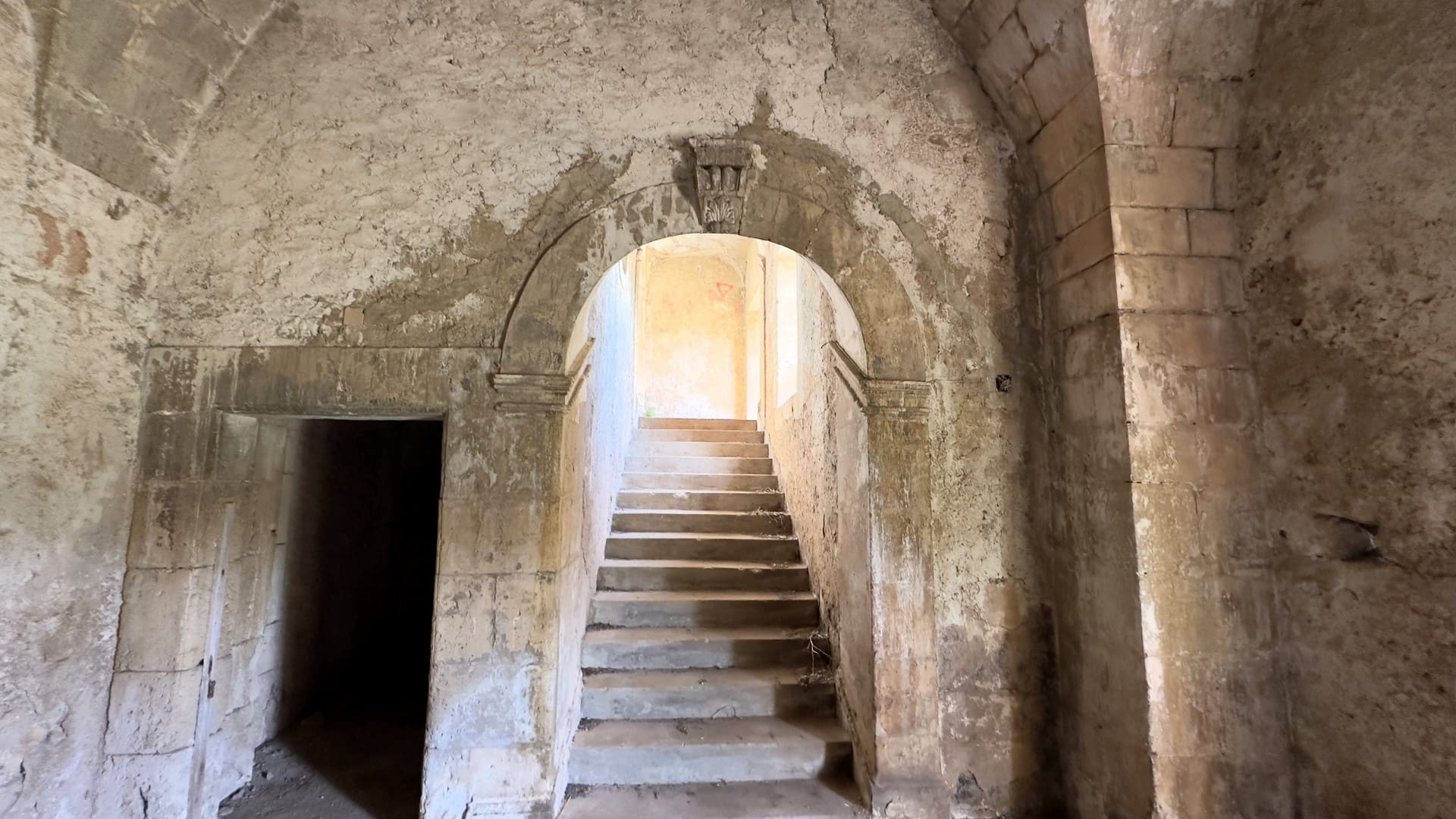historical farmhouse with land to renovate forsale in syracuse sicily