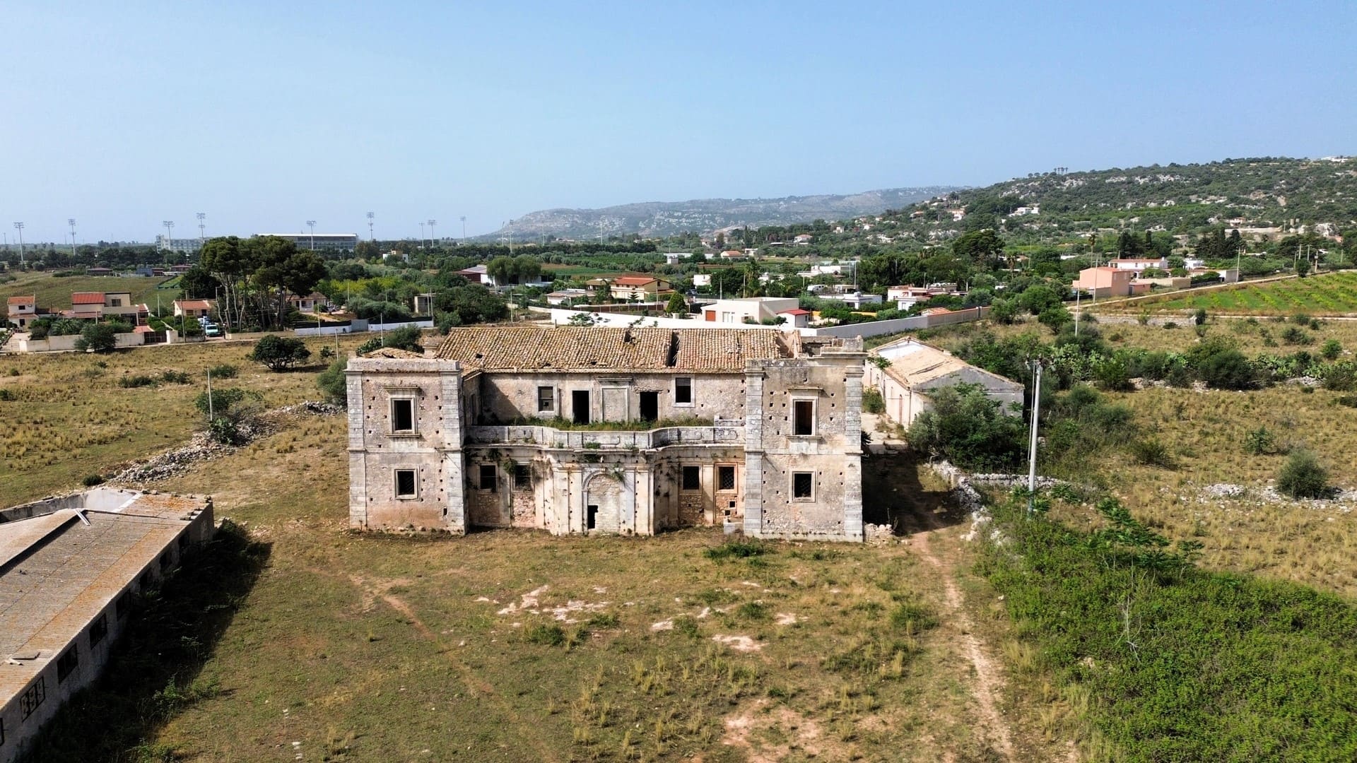 historical farmhouse with land to renovate forsale in syracuse sicily