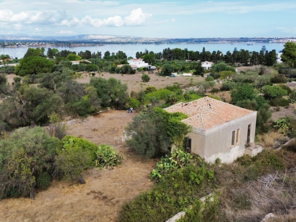old villa with land close to the sea forsale syracuse sicily