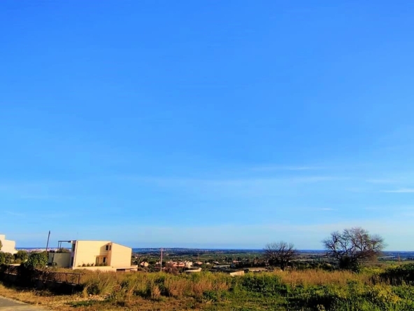 panoramic villa with garden forsale in syracuse sicily