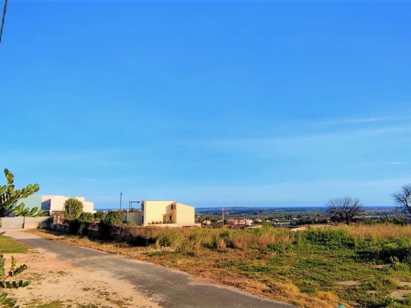 panoramic villa with garden forsale in syracuse sicily