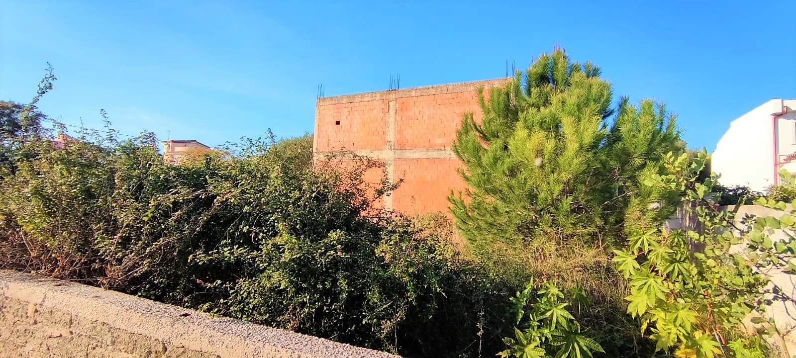 panoramic villa with garden forsale in syracuse sicily