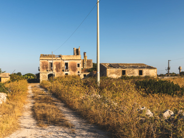 seaview farmhouse with land forsale in plemmirio syracuse sicily