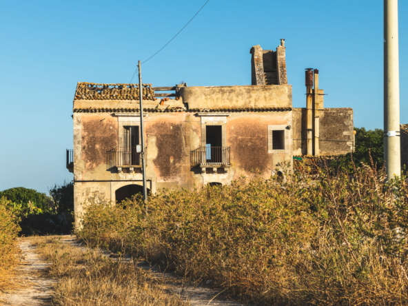 seaview farmhouse with land forsale in plemmirio syracuse sicily