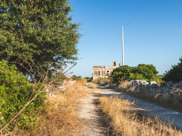 seaview farmhouse with land forsale in plemmirio syracuse sicily