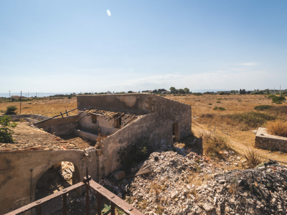 seaview farmhouse with land forsale in plemmirio syracuse sicily