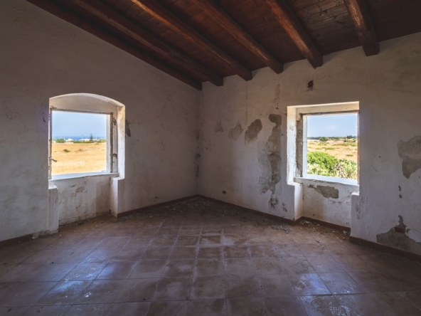 seaview farmhouse with land forsale in plemmirio syracuse sicily