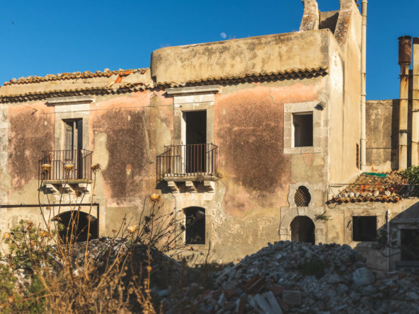 seaview farmhouse with land forsale in plemmirio syracuse sicily