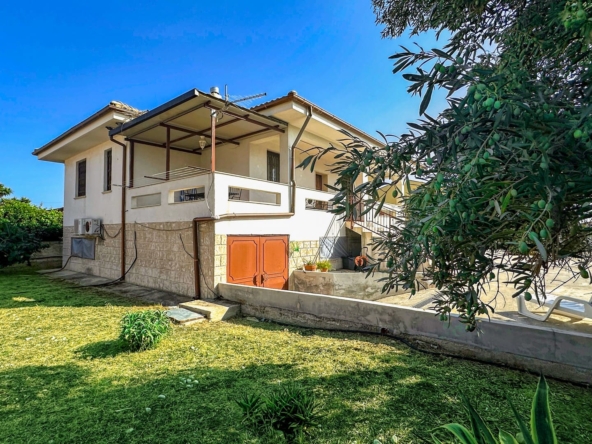 villa for sale 1km from the sea fanusa syracuse sicily