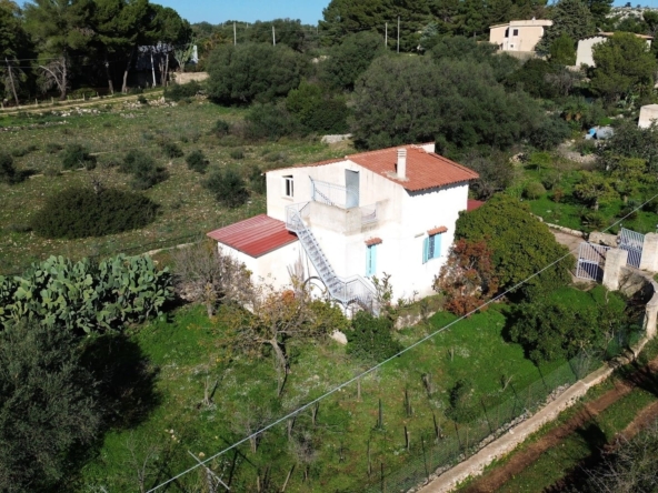 panoramic villa in quiet countryside area for sale in sryacuse sicily