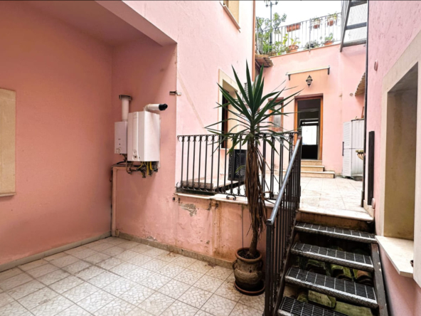 detached divisible apartment for sale in borgata syracuse sicily.