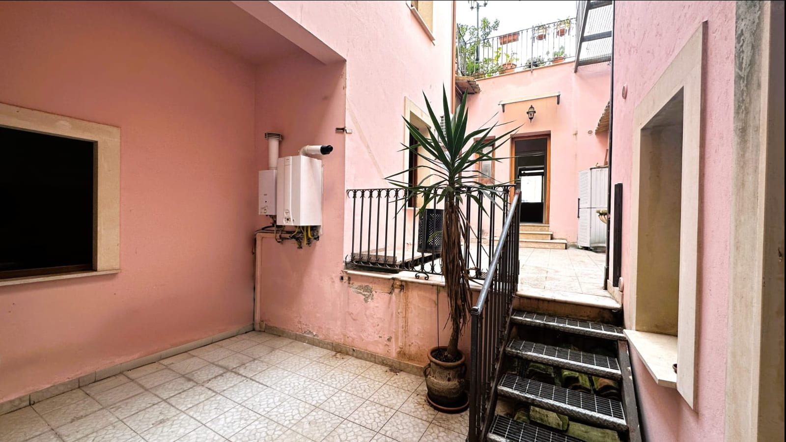 detached divisible apartment for sale in borgata syracuse sicily.