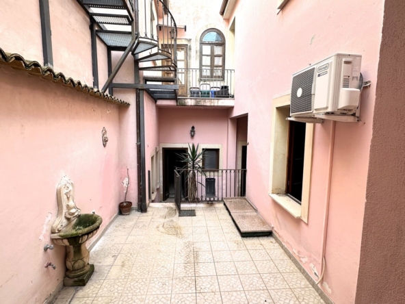 detached divisible apartment for sale in borgata syracuse sicily.