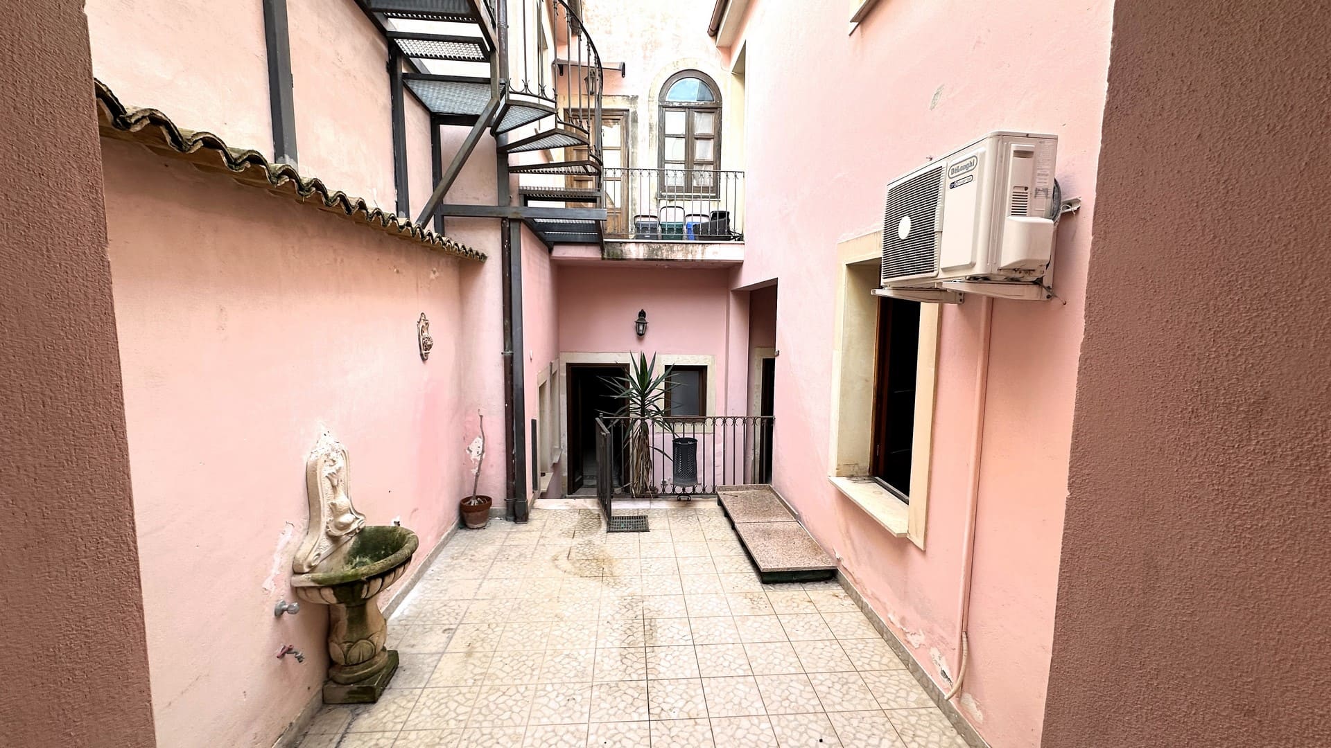 detached divisible apartment for sale in borgata syracuse sicily.