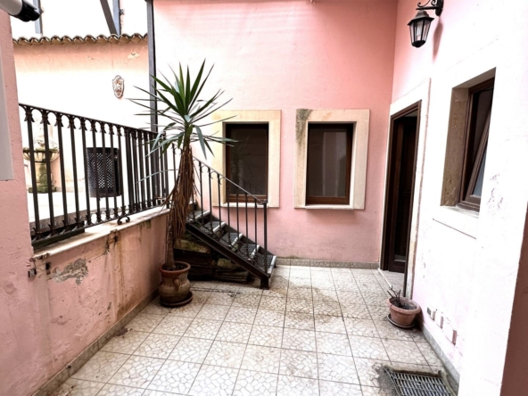 detached divisible apartment for sale in borgata syracuse sicily.
