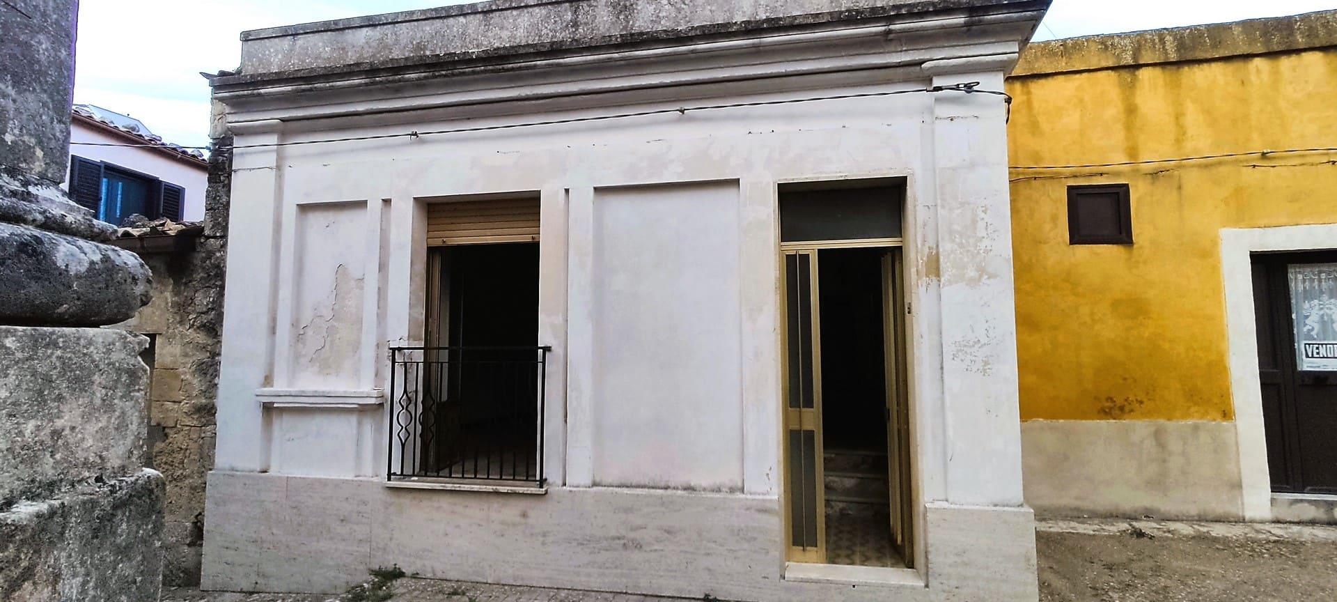 detached house with terrace for sale in palazzolo sicily