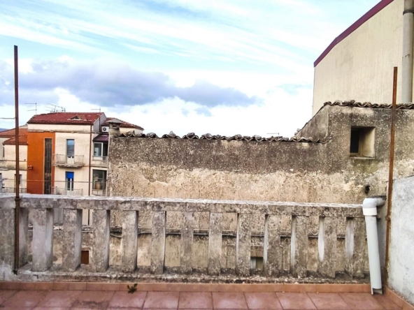 detached house with terrace for sale in palazzolo sicily