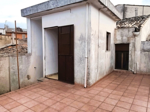 detached house with terrace for sale in palazzolo sicily