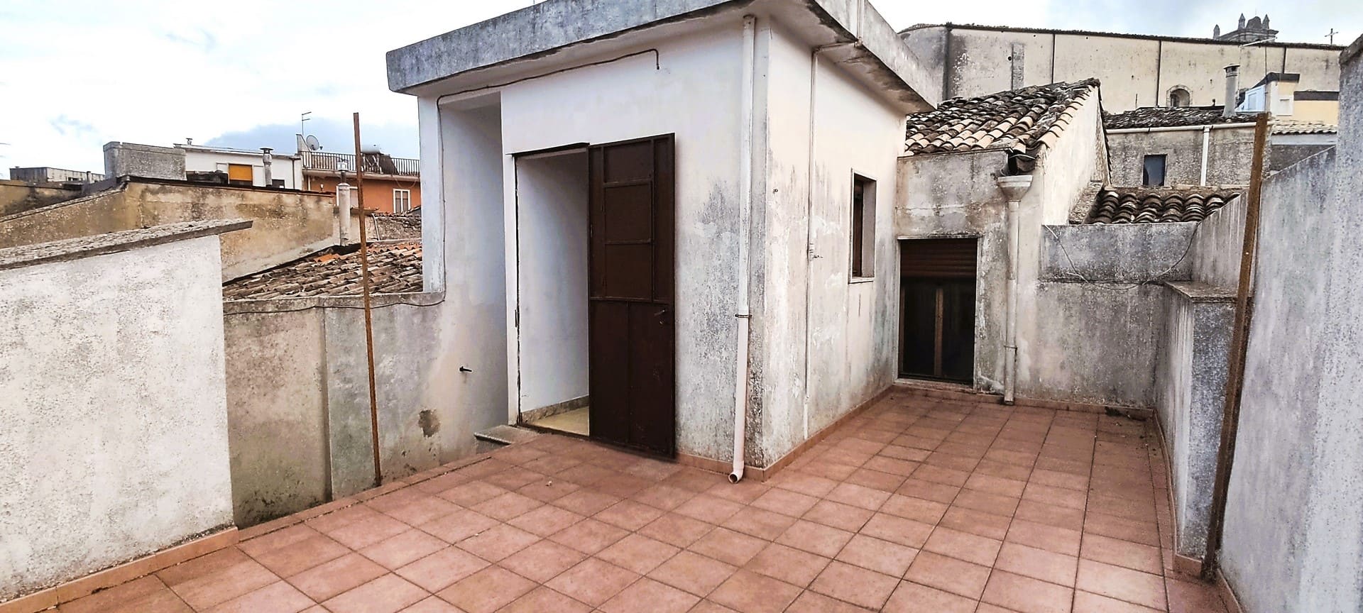detached house with terrace for sale in palazzolo sicily