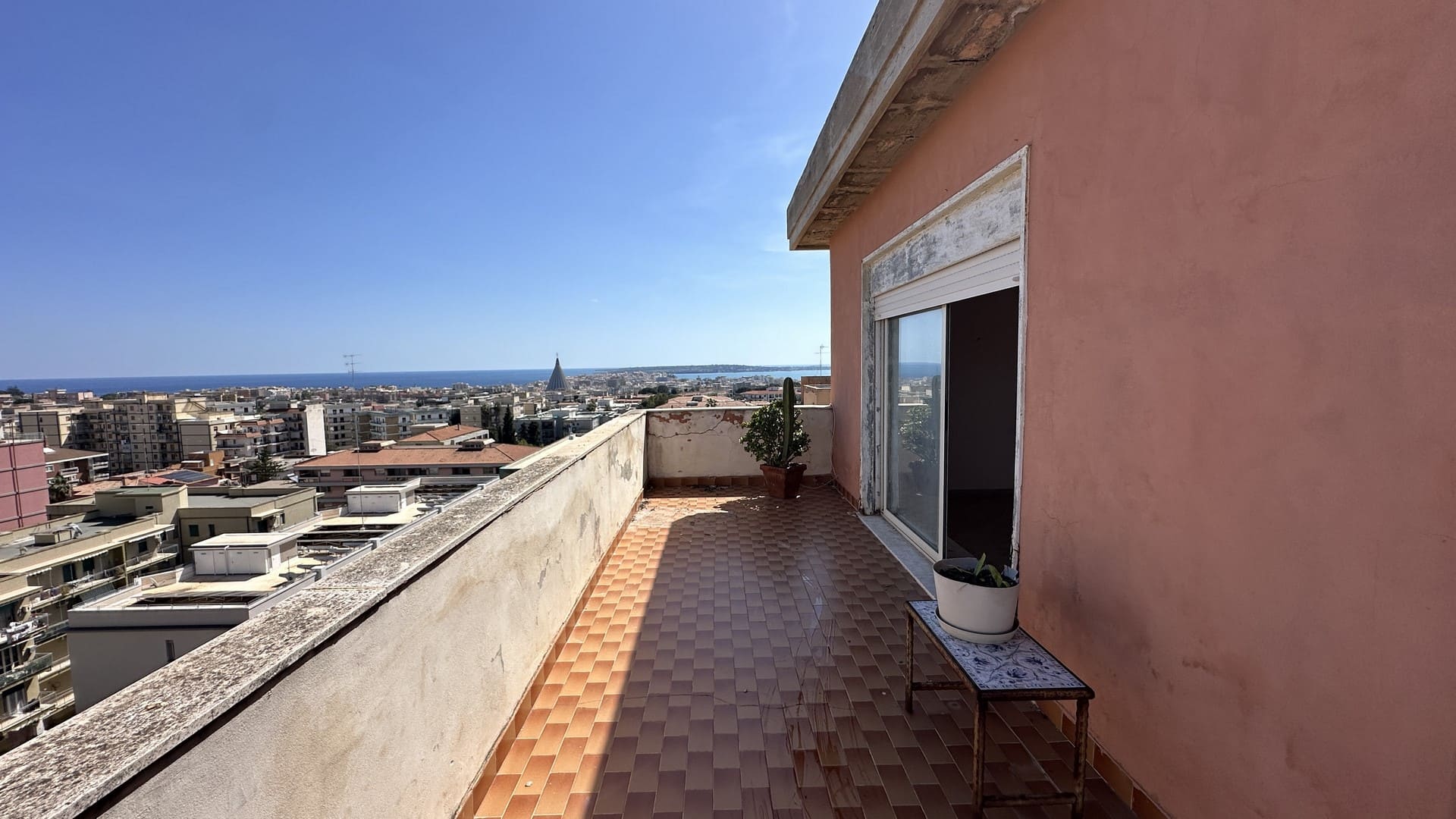 penthouse with seaview terrace forsale in syracuse sicily