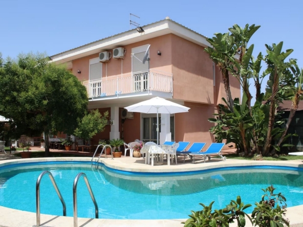 villa with swimming pool for sale syracuse sicily