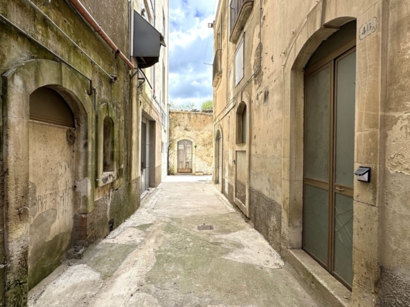 detached house with courtyard for sale palazzolo acreide sicily