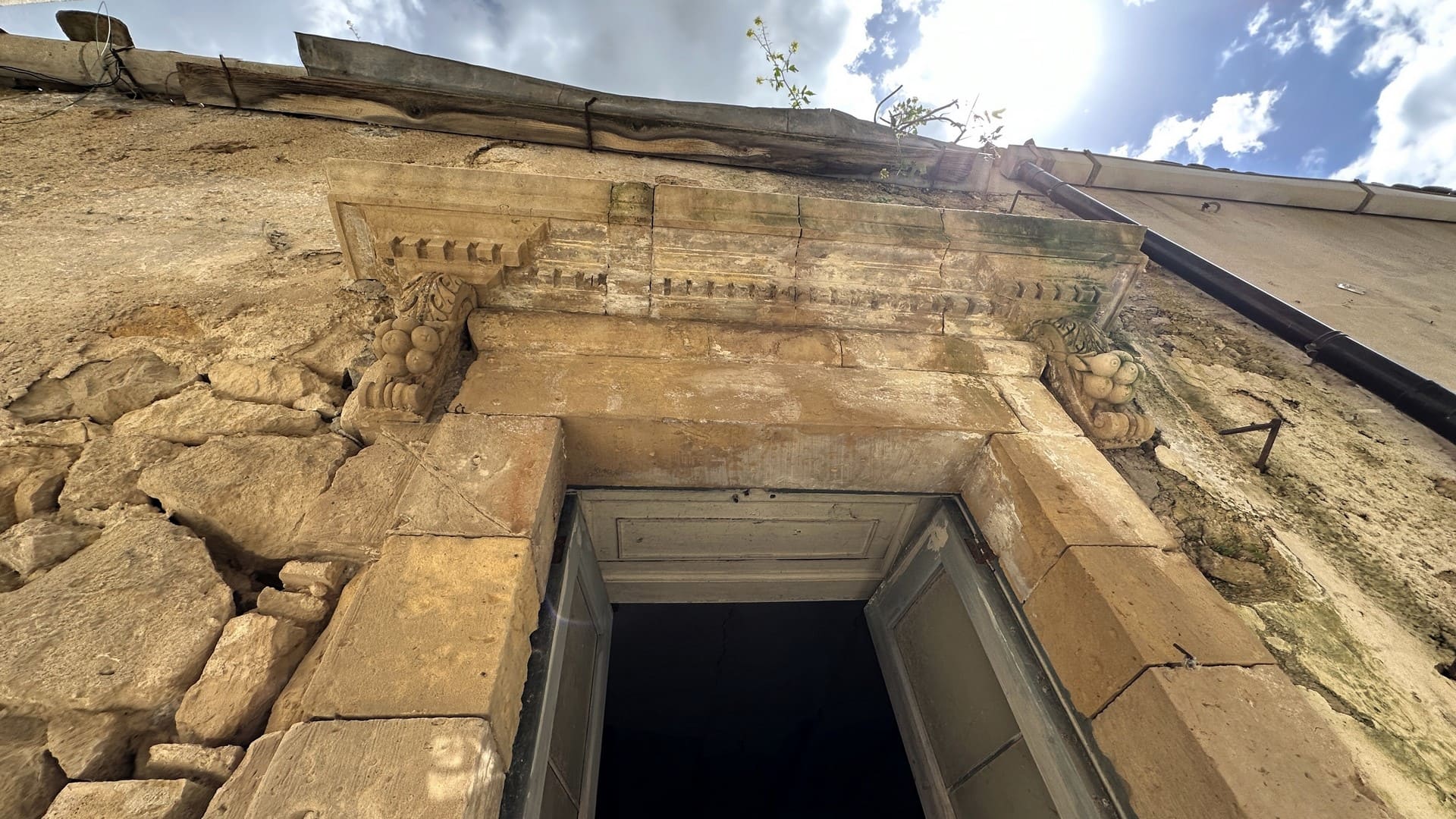 detached house with courtyard for sale palazzolo acreide sicily