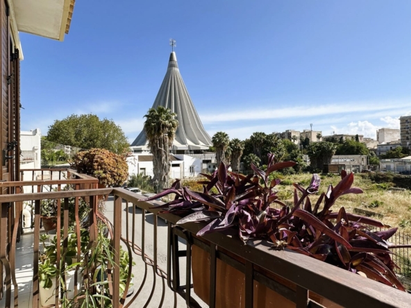 detached house with terrace forsale in the city centre of syracuse