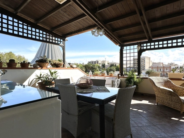 detached house with terrace forsale in the city centre of syracuse
