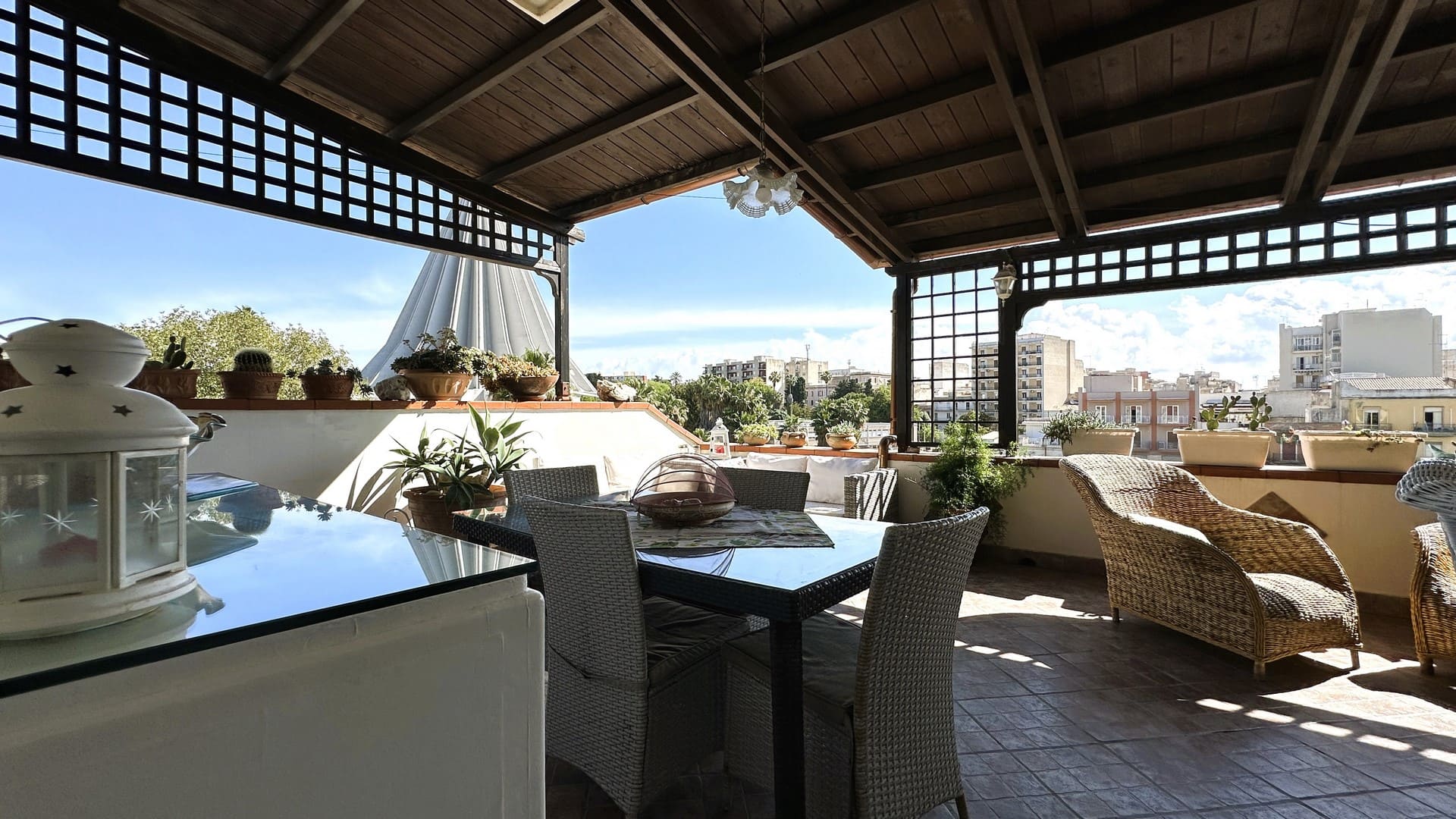 detached house with terrace forsale in the city centre of syracuse