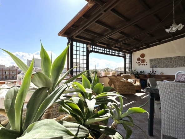 detached house with terrace forsale in the city centre of syracuse