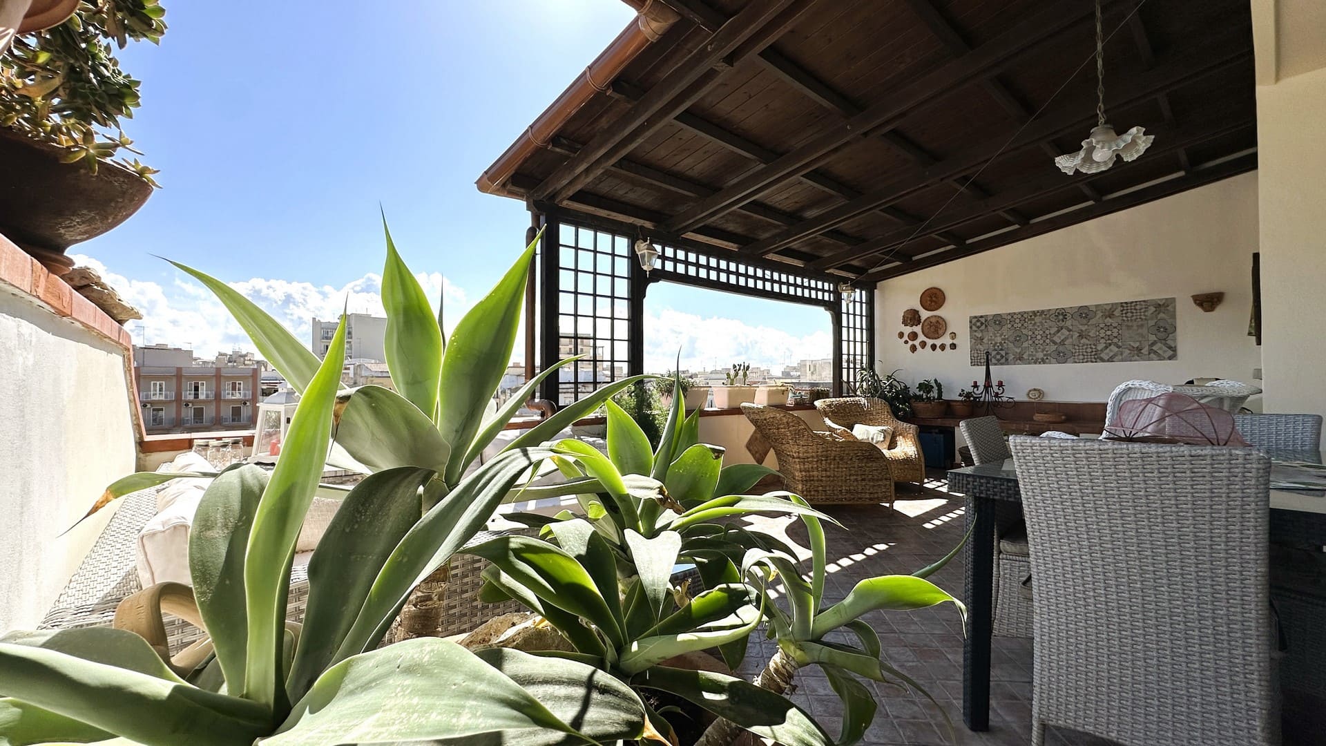 detached house with terrace forsale in the city centre of syracuse