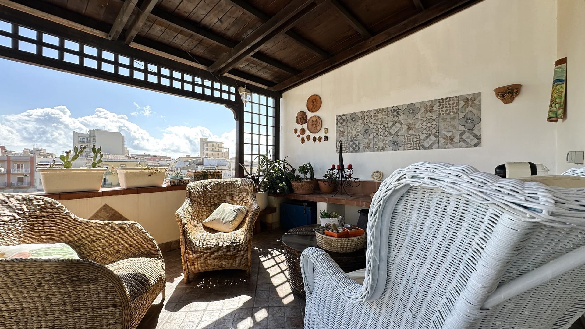 detached house with terrace forsale in the city centre of syracuse