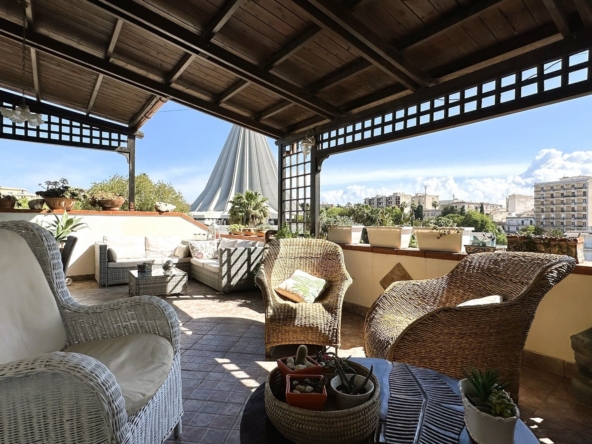 detached house with terrace forsale in the city centre of syracuse