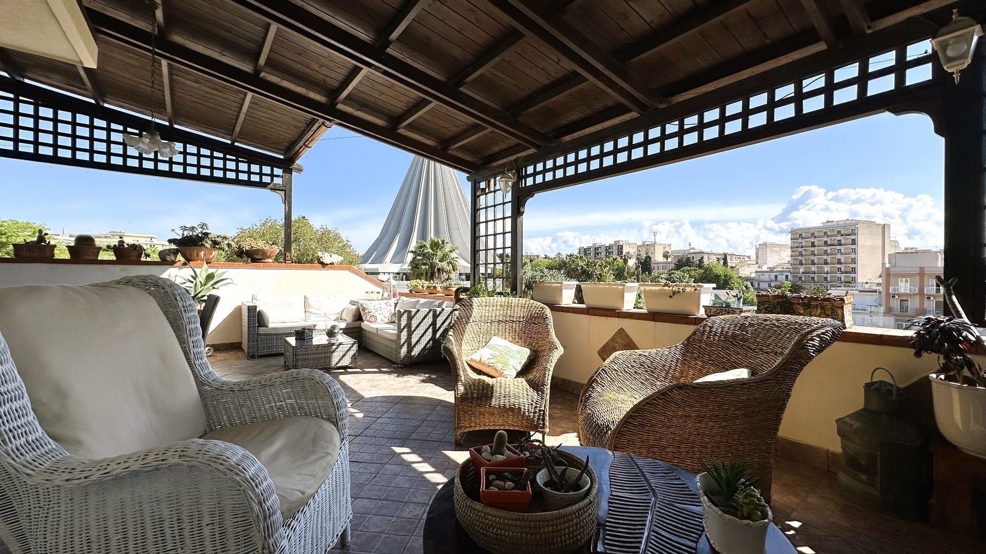 detached house with terrace forsale in the city centre of syracuse