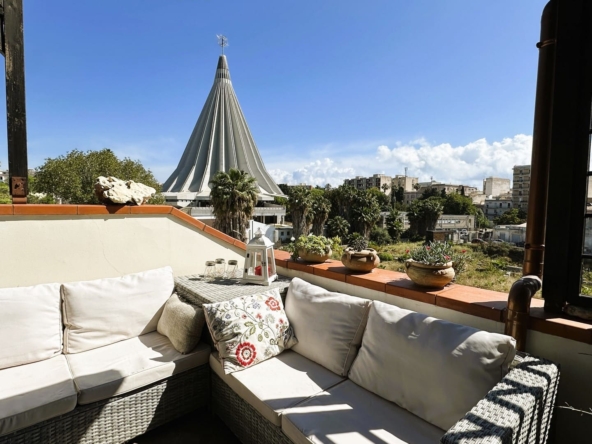 detached house with terrace forsale in the city centre of syracuse