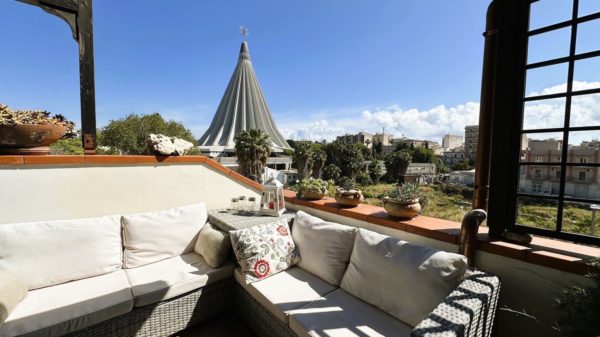 detached house with terrace forsale in the city centre of syracuse