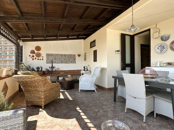 detached house with terrace forsale in the city centre of syracuse