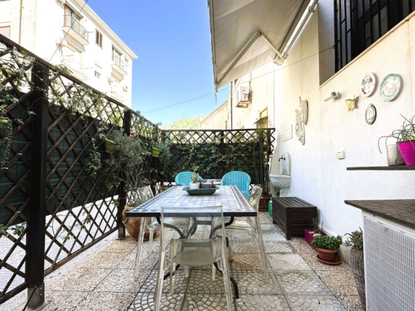detached house with terrace forsale in the city centre of syracuse